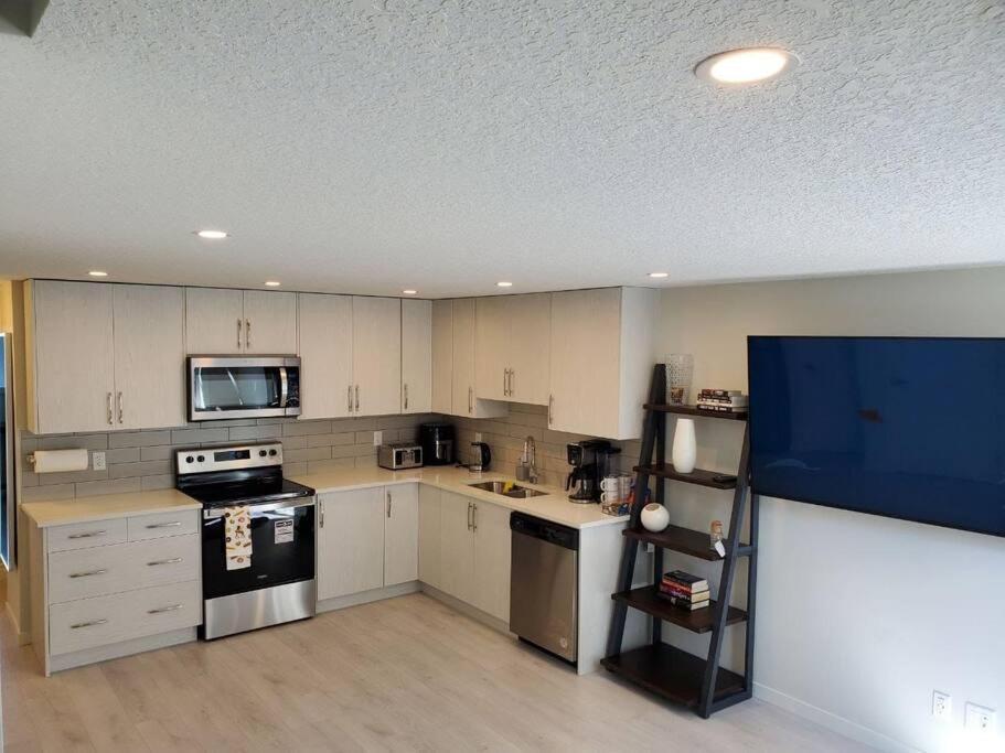 Cozy Rockland Park Unit+Parking Apartment Calgary Exterior photo