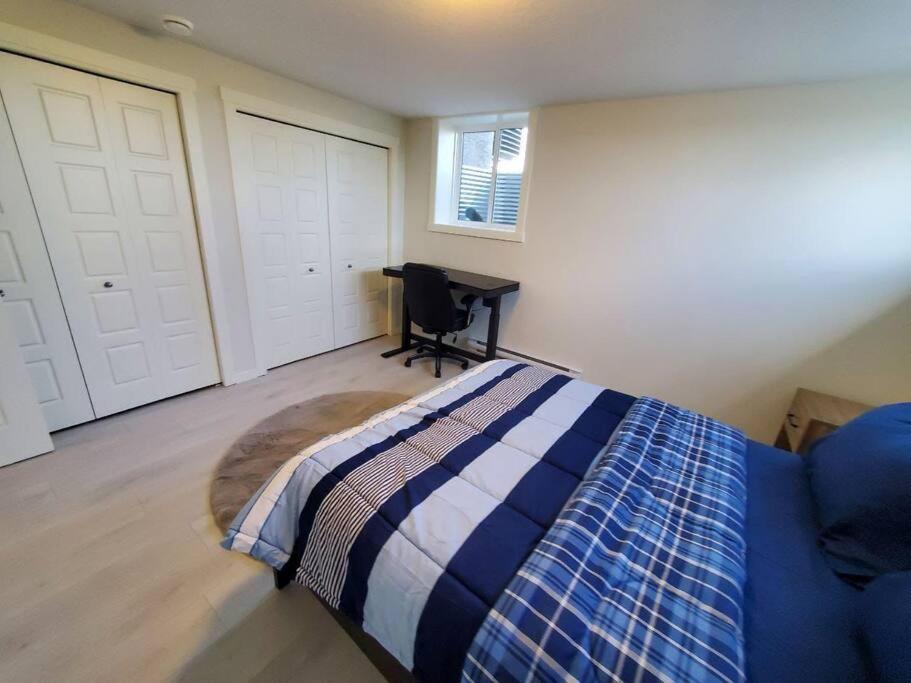 Cozy Rockland Park Unit+Parking Apartment Calgary Exterior photo