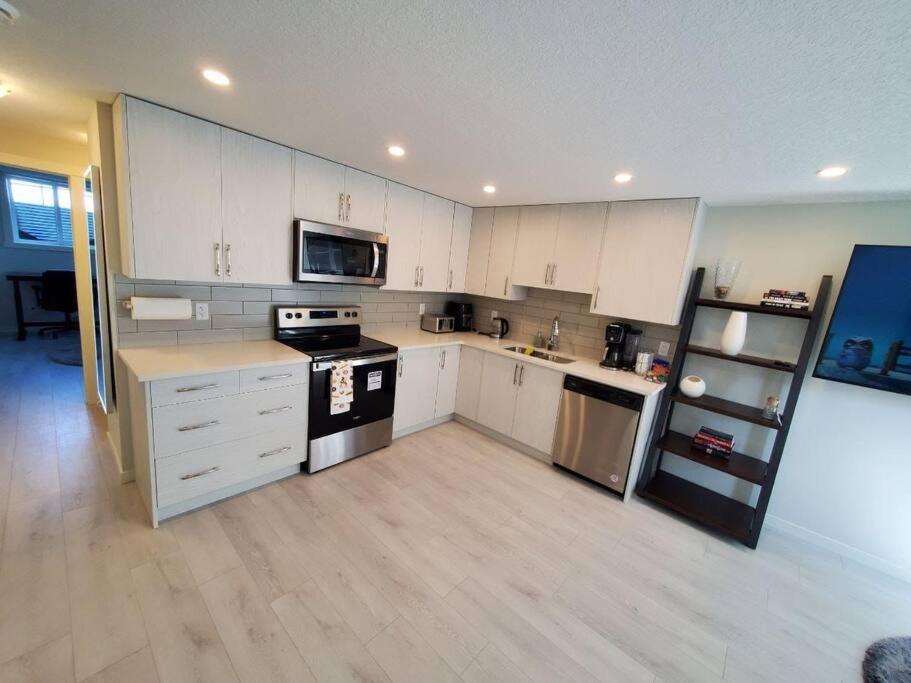 Cozy Rockland Park Unit+Parking Apartment Calgary Exterior photo