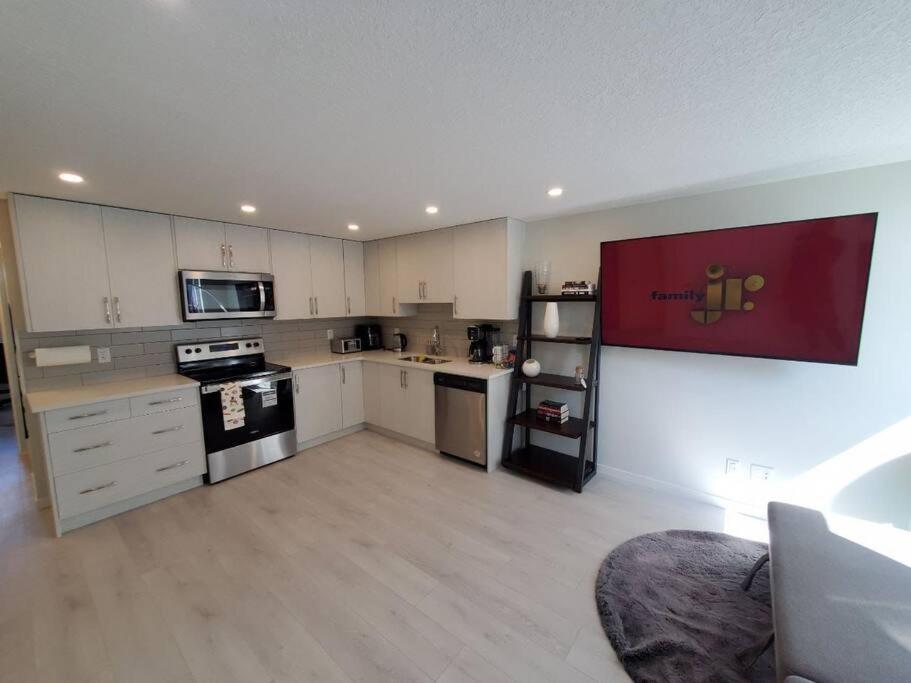 Cozy Rockland Park Unit+Parking Apartment Calgary Exterior photo