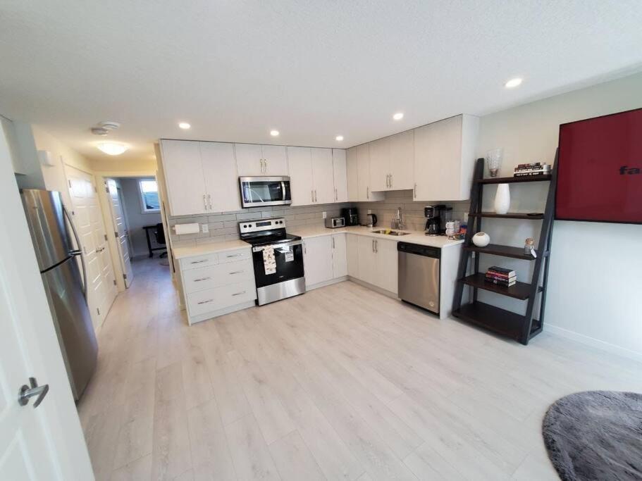 Cozy Rockland Park Unit+Parking Apartment Calgary Exterior photo