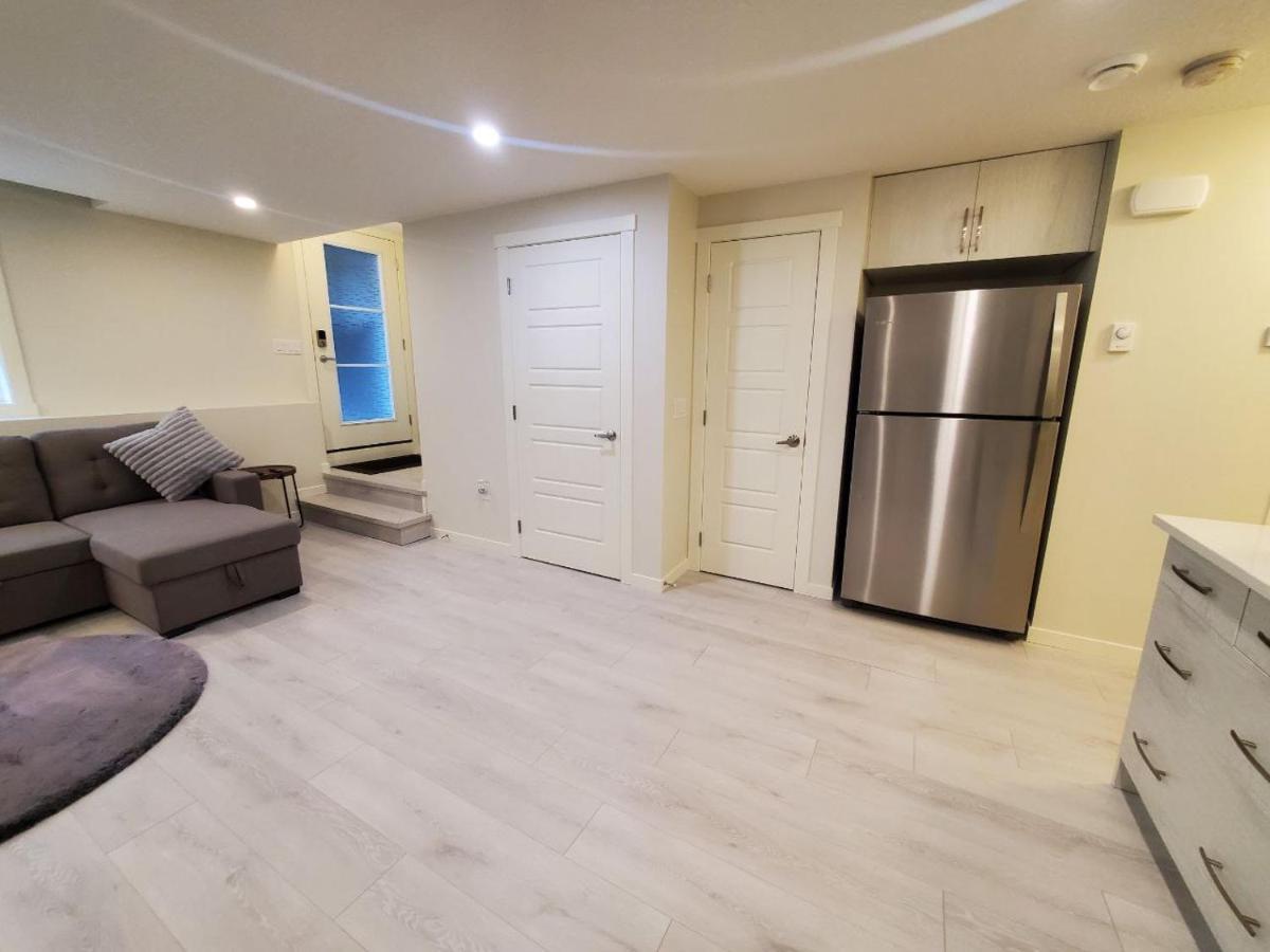 Cozy Rockland Park Unit+Parking Apartment Calgary Exterior photo