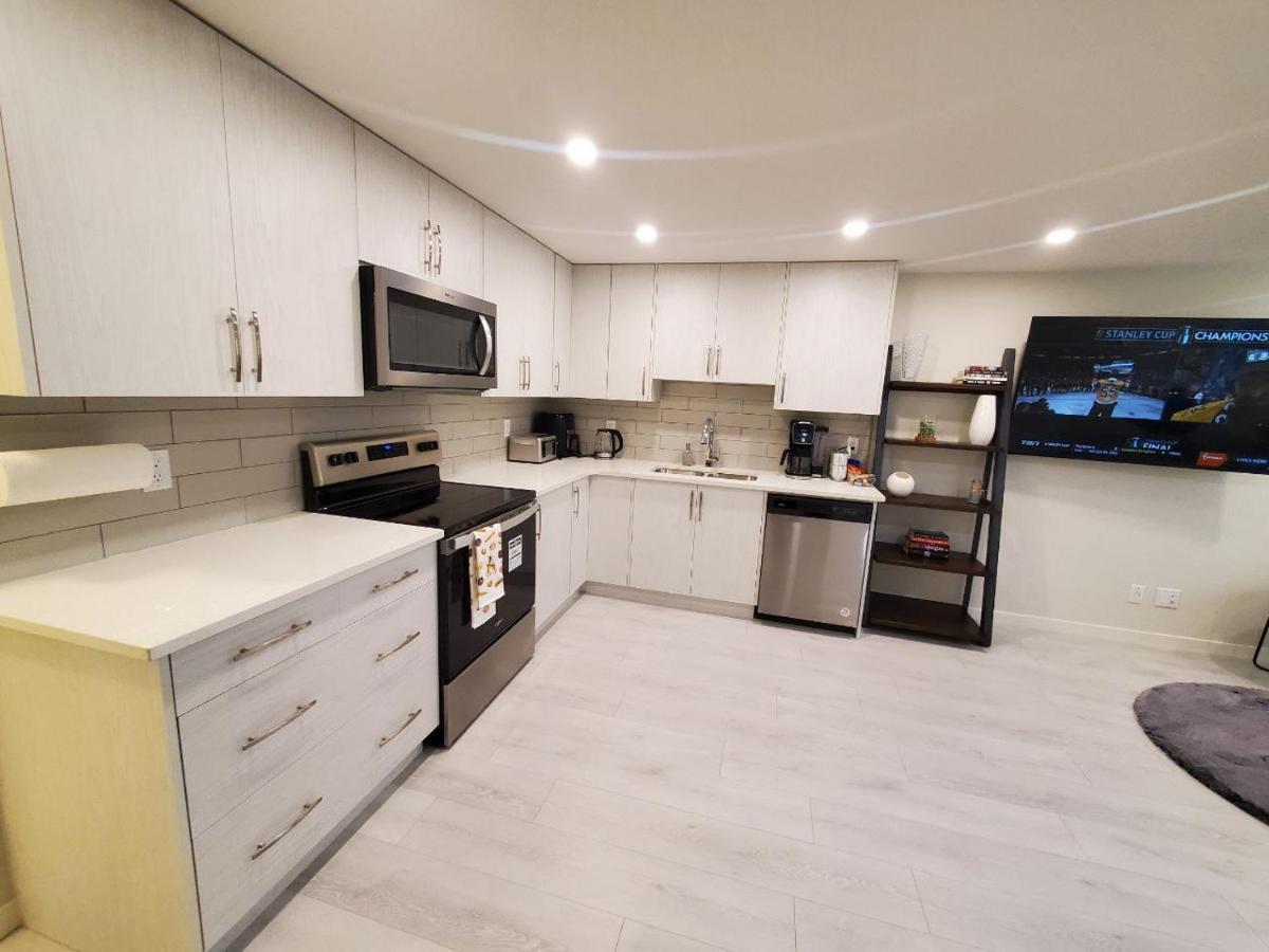 Cozy Rockland Park Unit+Parking Apartment Calgary Exterior photo