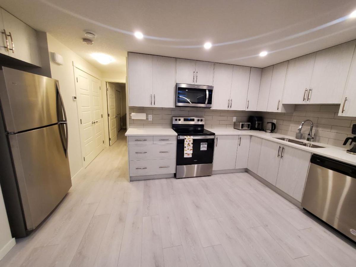 Cozy Rockland Park Unit+Parking Apartment Calgary Exterior photo