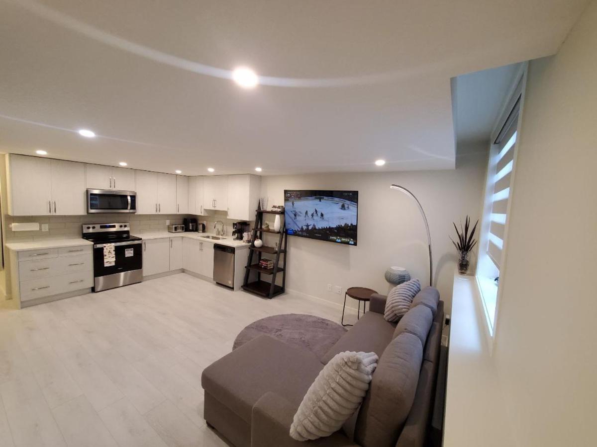 Cozy Rockland Park Unit+Parking Apartment Calgary Exterior photo