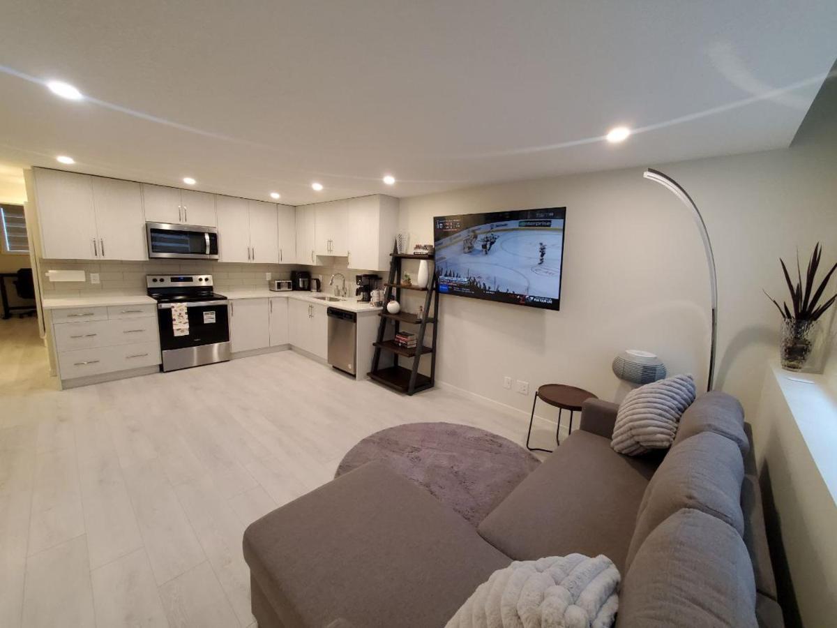 Cozy Rockland Park Unit+Parking Apartment Calgary Exterior photo