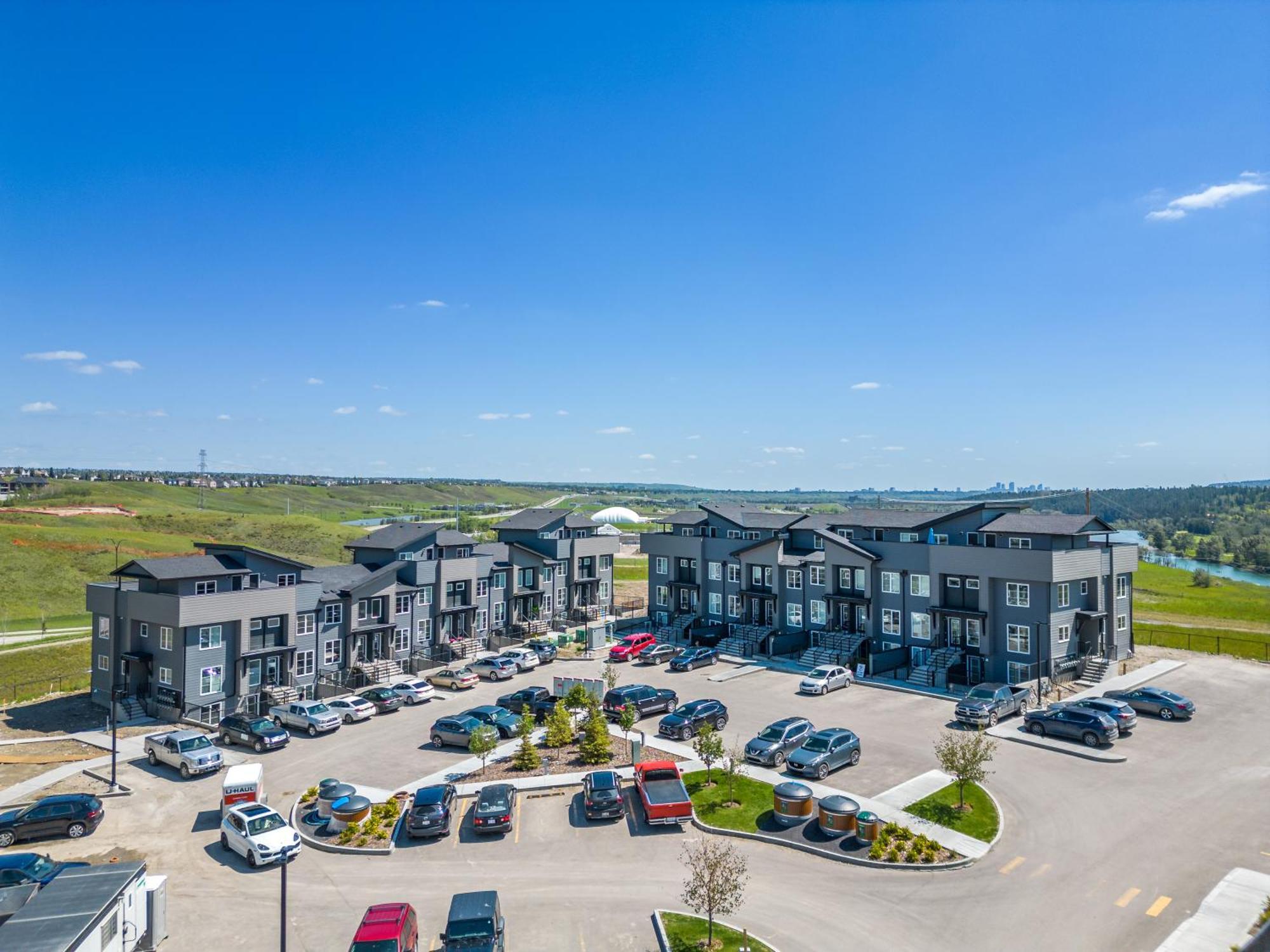 Cozy Rockland Park Unit+Parking Apartment Calgary Exterior photo
