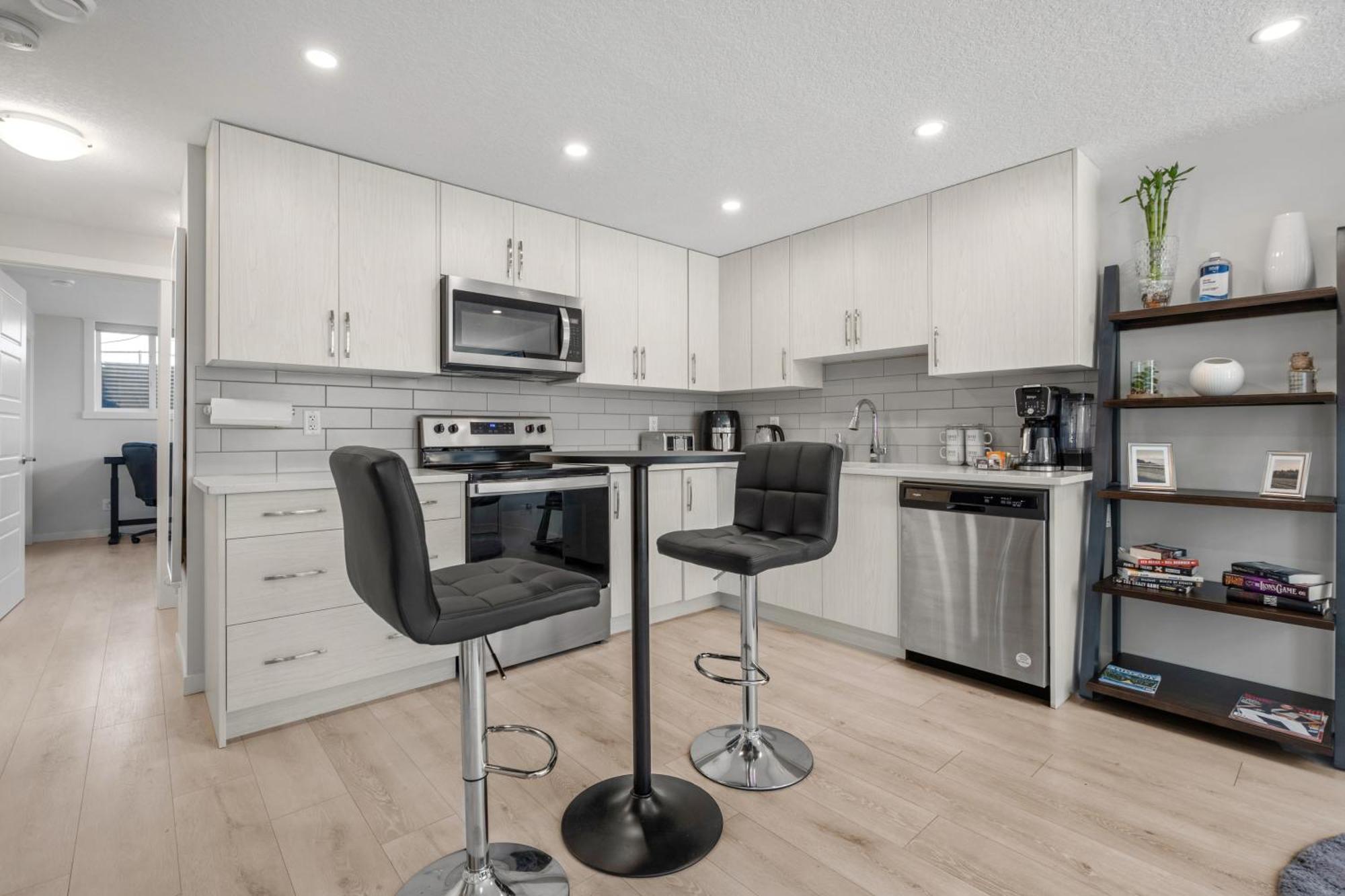 Cozy Rockland Park Unit+Parking Apartment Calgary Exterior photo