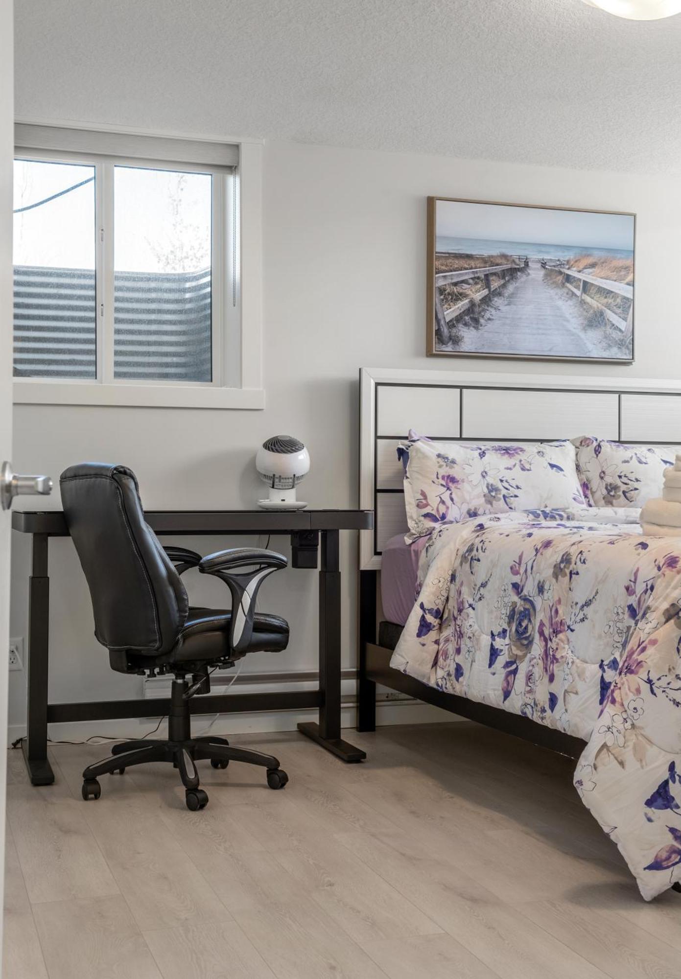 Cozy Rockland Park Unit+Parking Apartment Calgary Exterior photo