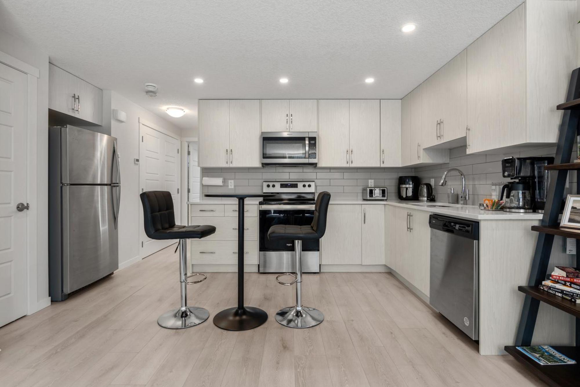 Cozy Rockland Park Unit+Parking Apartment Calgary Exterior photo