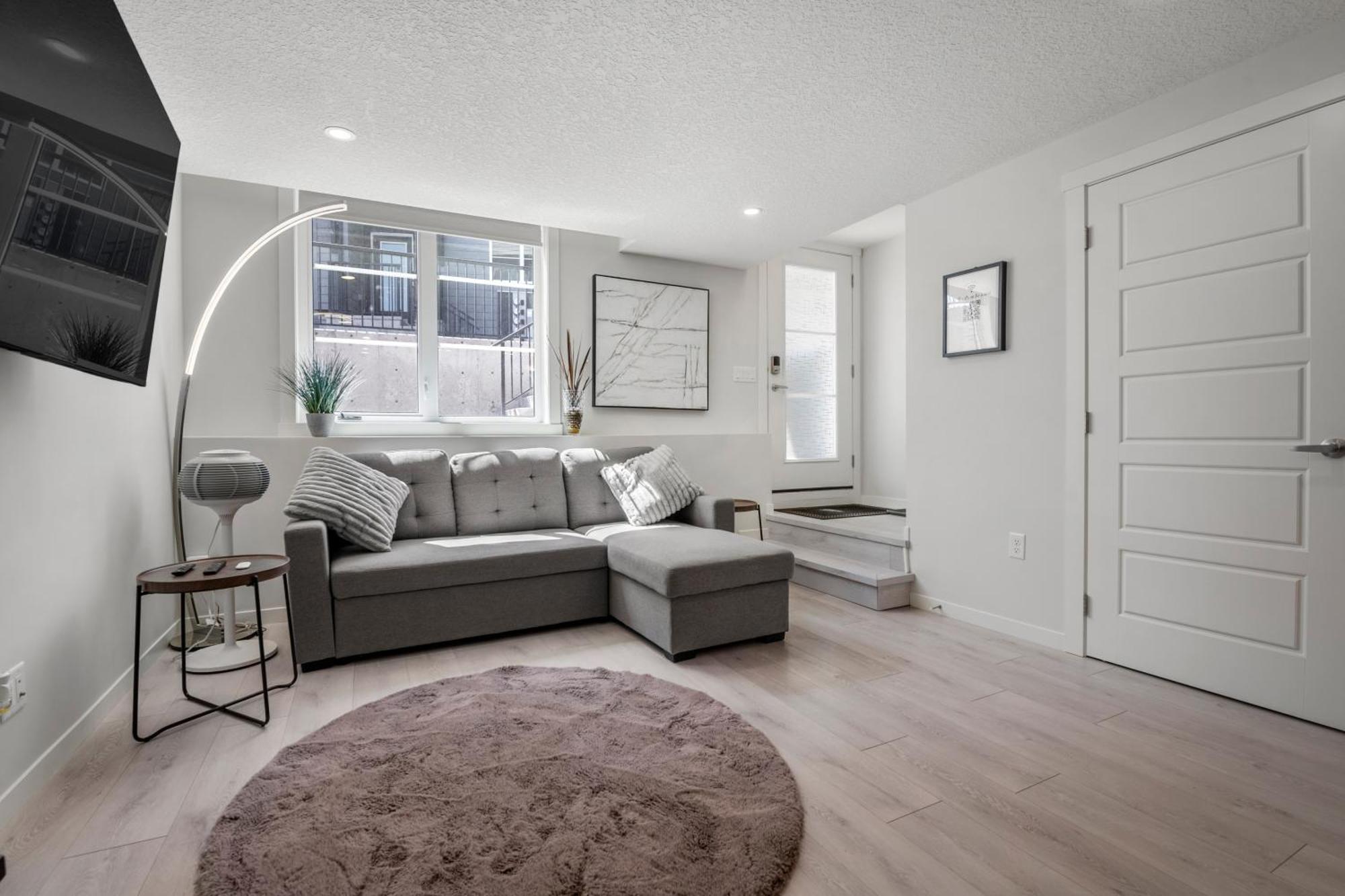 Cozy Rockland Park Unit+Parking Apartment Calgary Exterior photo
