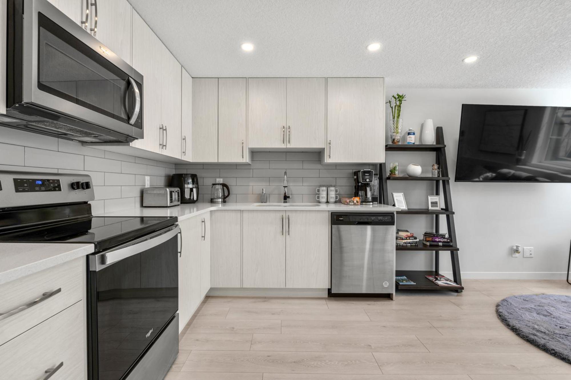 Cozy Rockland Park Unit+Parking Apartment Calgary Exterior photo