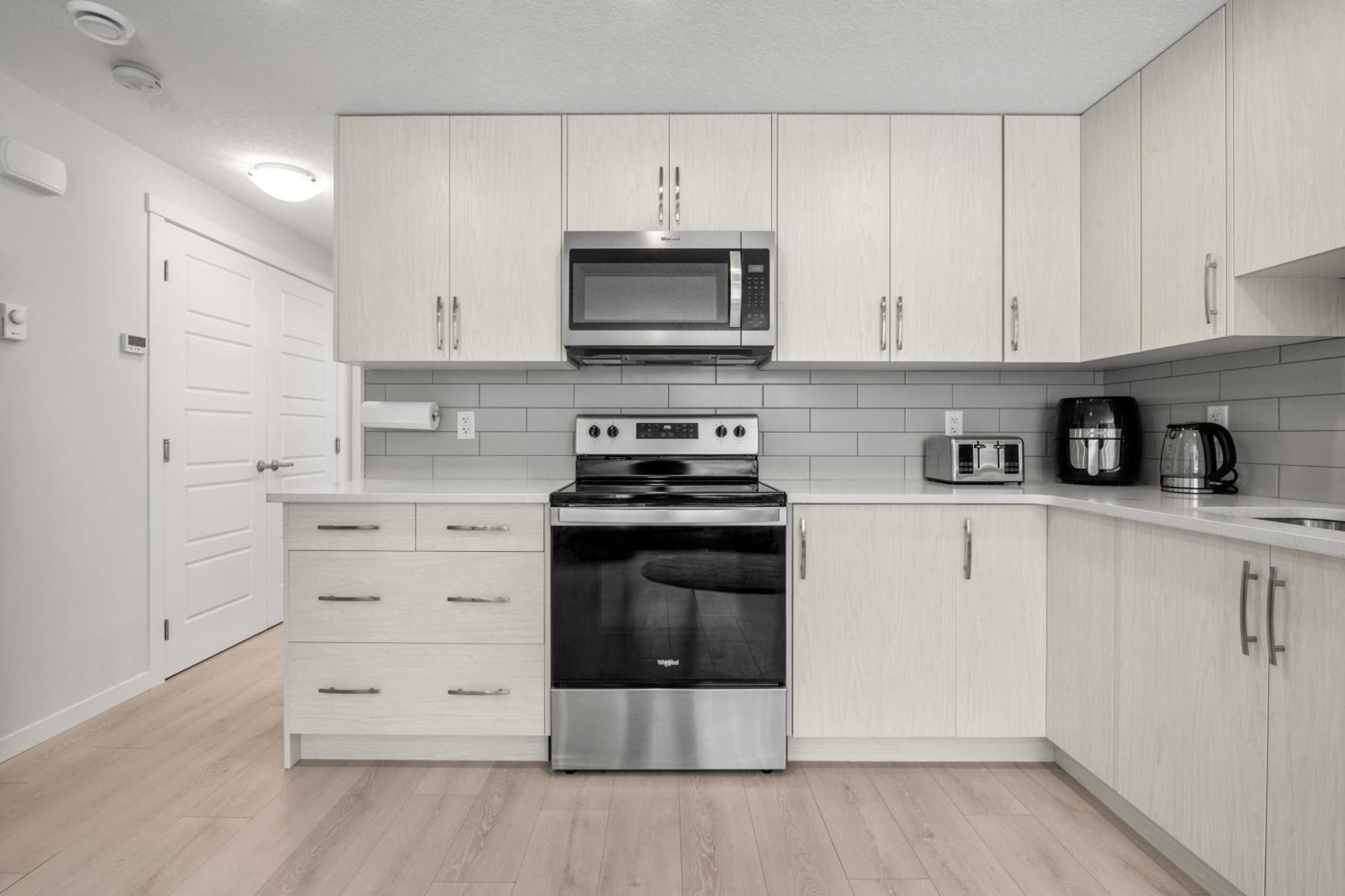 Cozy Rockland Park Unit+Parking Apartment Calgary Exterior photo